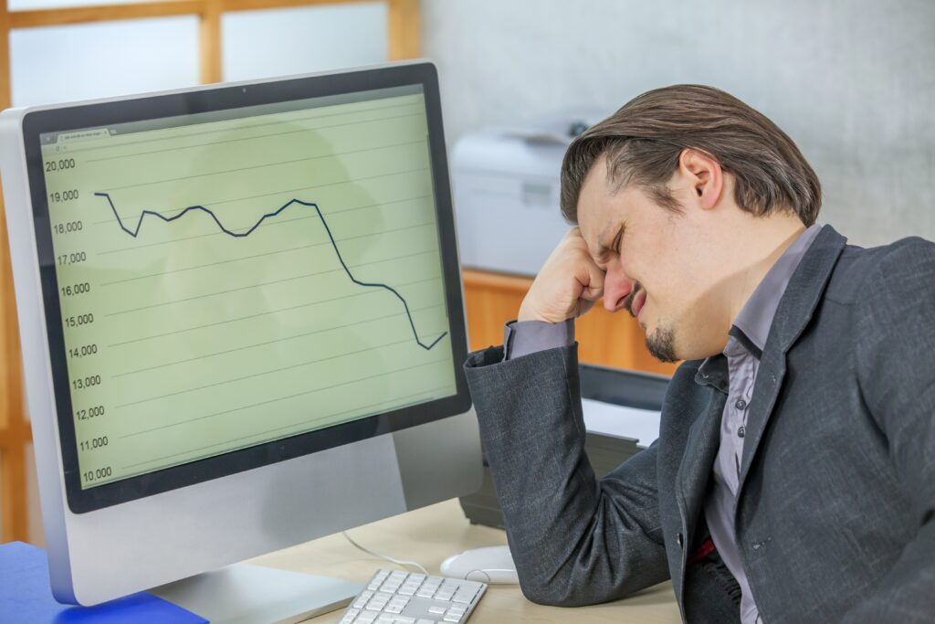 Consultor empresarial aplicando o cvat em situação de crise