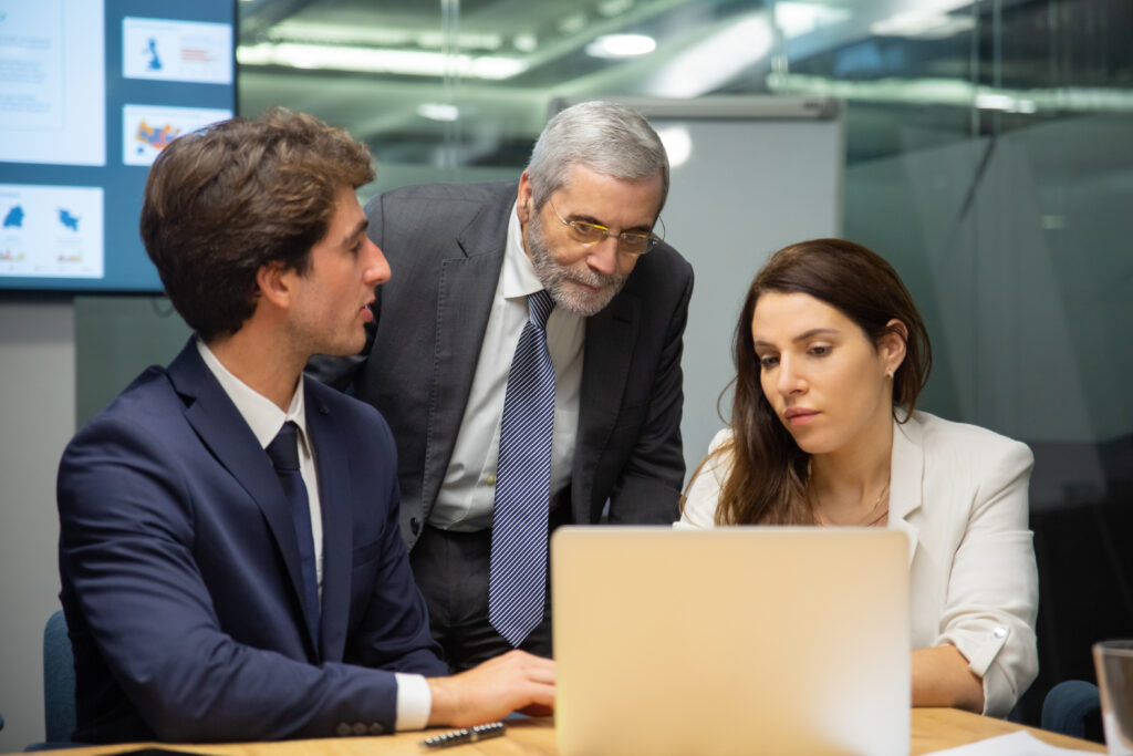 Consultor empresarial escutando atentamente líderes em um processo de diagnóstico.