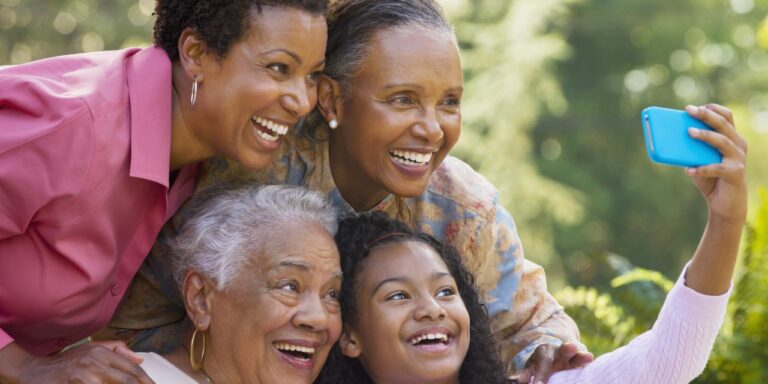 Família reunida tirando foto