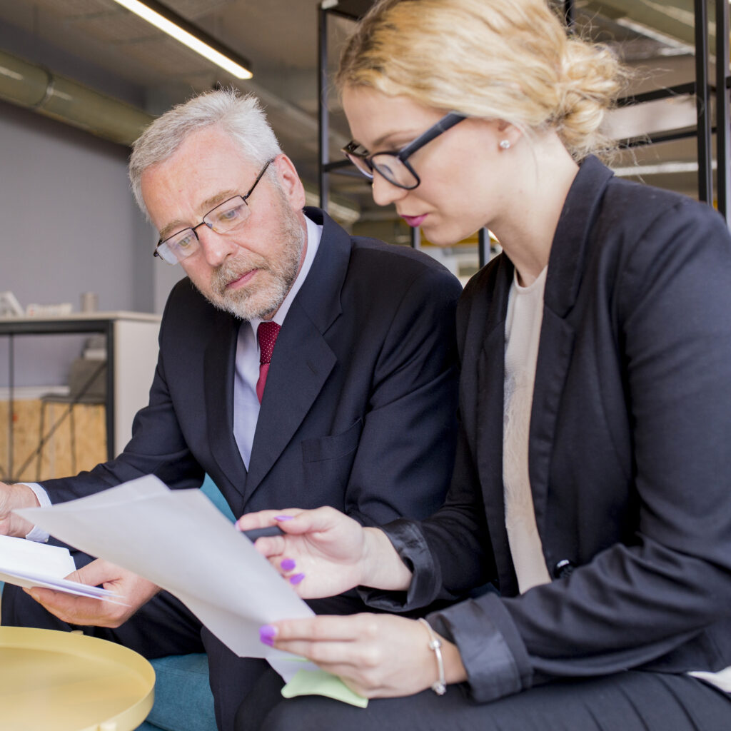 Liderança espontânea e liderança planejada: estilos complementares no ambiente de trabalho.