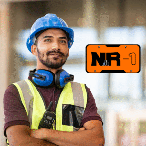 Engenheiro uniformizado e uma placa indicando nr-1