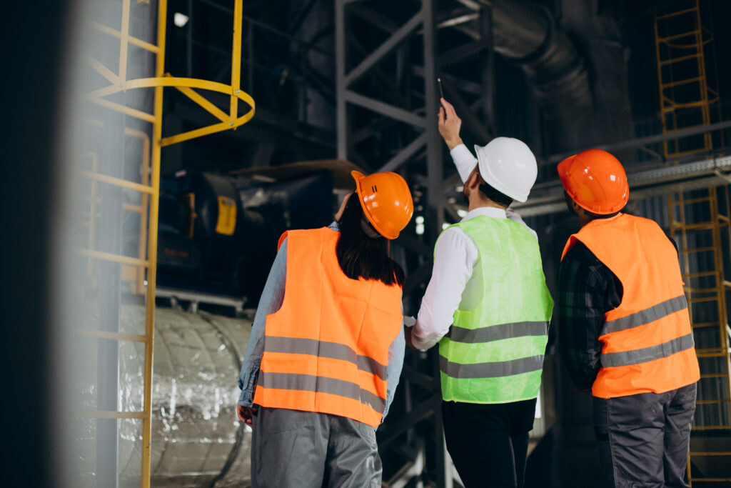 Cvat blog | perigo x risco: a diferença que a nr-1 ensina e pouca gente aplica 5 A diferença entre perigo e risco no contexto da segurança do trabalho, conforme estabelecido pela nr-1. São apresentados os conceitos fundamentais de cada termo, destacando que o perigo representa a fonte potencial de dano, enquanto o risco está relacionado à probabilidade de ocorrência desse dano diante da exposição. O conteúdo demonstra como essa distinção é essencial para a correta aplicação do gerenciamento de riscos ocupacionais (gro) e do programa de gerenciamento de riscos (pgr), permitindo uma análise mais precisa e a definição de medidas preventivas eficazes. Além disso, o artigo reforça a importância da cultura organizacional e do papel da liderança na consolidação de práticas de segurança consistentes. Por fim, destaca-se que a compreensão adequada desses conceitos contribui diretamente para a redução de acidentes, melhoria do ambiente de trabalho e fortalecimento da conformidade legal nas organizações.