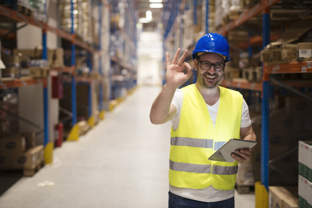 Cvat blog | perigo x risco: a diferença que a nr-1 ensina e pouca gente aplica 3 A diferença entre perigo e risco no contexto da segurança do trabalho, conforme estabelecido pela nr-1. São apresentados os conceitos fundamentais de cada termo, destacando que o perigo representa a fonte potencial de dano, enquanto o risco está relacionado à probabilidade de ocorrência desse dano diante da exposição. O conteúdo demonstra como essa distinção é essencial para a correta aplicação do gerenciamento de riscos ocupacionais (gro) e do programa de gerenciamento de riscos (pgr), permitindo uma análise mais precisa e a definição de medidas preventivas eficazes. Além disso, o artigo reforça a importância da cultura organizacional e do papel da liderança na consolidação de práticas de segurança consistentes. Por fim, destaca-se que a compreensão adequada desses conceitos contribui diretamente para a redução de acidentes, melhoria do ambiente de trabalho e fortalecimento da conformidade legal nas organizações.