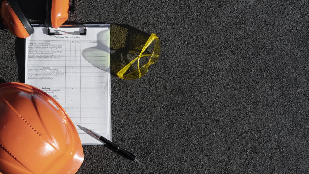 Cvat blog | 5 verdades contraintuitivas sobre o estresse no trabalho (e como o hse-it pode transformar a gestão organizacional) 3 Equipamentos de segurança do trabalho com checklist de inspeção, representando gestão de riscos ocupacionais e avaliação psicossocial com hse-it